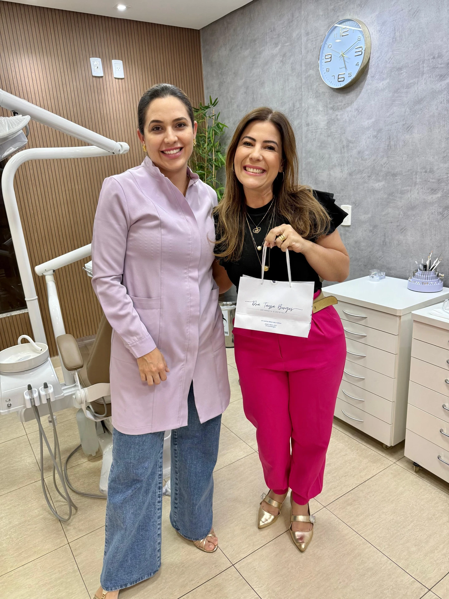 Paciente da Dra. Taysa Borges sorrindo após tratamento